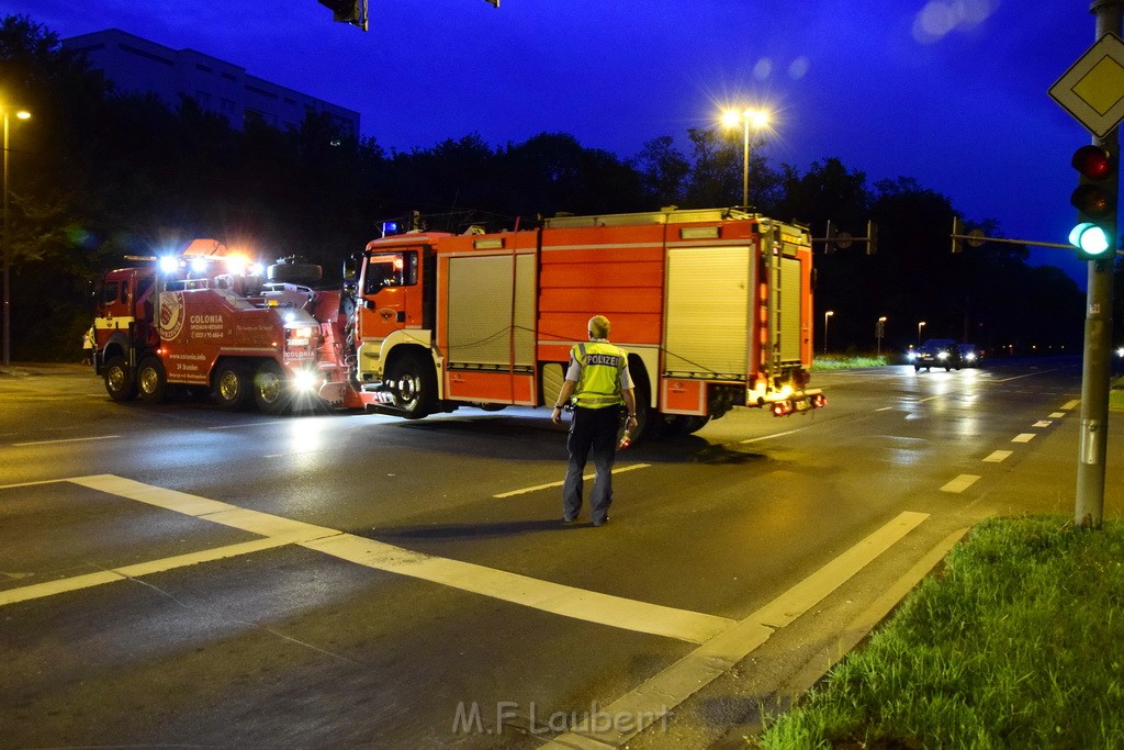 TLF 4 umgestuerzt Koeln Bocklemuend Ollenhauer Ring Militaerringstr P234.JPG - Miklos Laubert